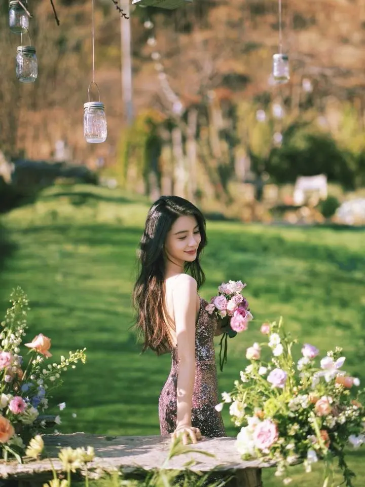 Angelababy生日现场照曝光,身穿绿色闪光裙宛若精灵少女 Angelababy生日现场照曝光,身穿绿色闪光裙宛若精灵少女