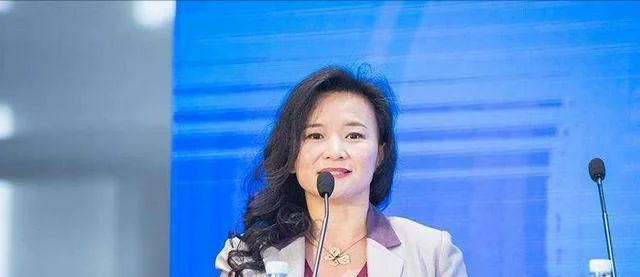 央视女主持成蕾，潜藏了18年的“澳方间谍”，说错1句话泄露身份