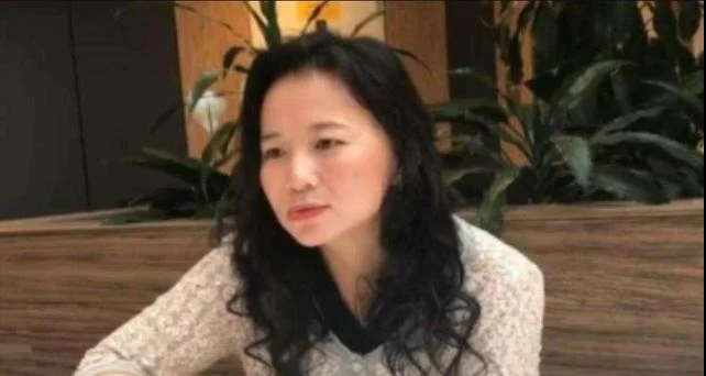 央视女主持成蕾，潜藏了18年的“澳方间谍”，说错1句话泄露身份