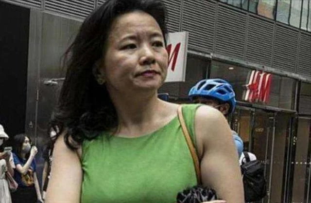 央视女主持成蕾，潜藏了18年的“澳方间谍”，说错1句话泄露身份