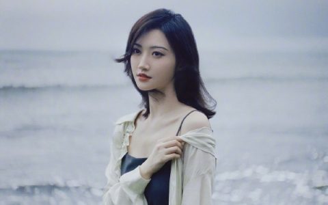 景甜探班刘宇宁晒合照 贴心帮“偶像”戏服打码