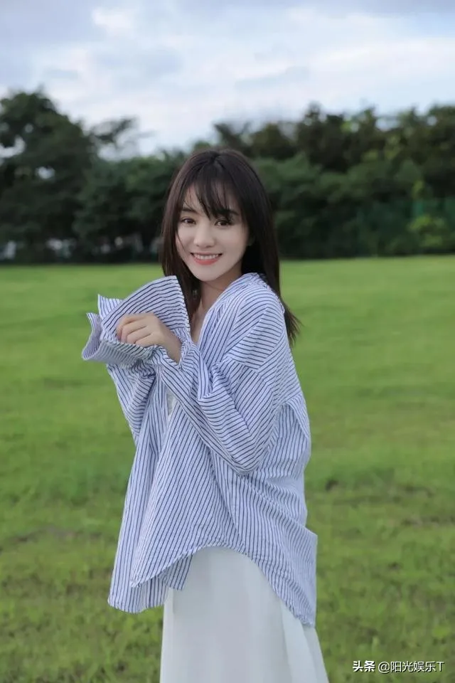 胡意旋，笑容甜美可人的治愈系女神，你认识她吗？