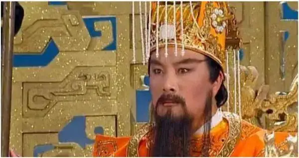 “玉皇大帝”扮演者王卫国回老家祭祖,发现自己被印在冥币上 “玉皇大帝”扮演者王卫国回老家祭祖,发现自己被印在冥币上