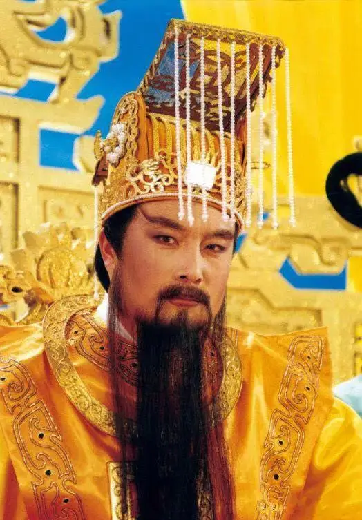“玉皇大帝”扮演者王卫国回老家祭祖,发现自己被印在冥币上 “玉皇大帝”扮演者王卫国回老家祭祖,发现自己被印在冥币上