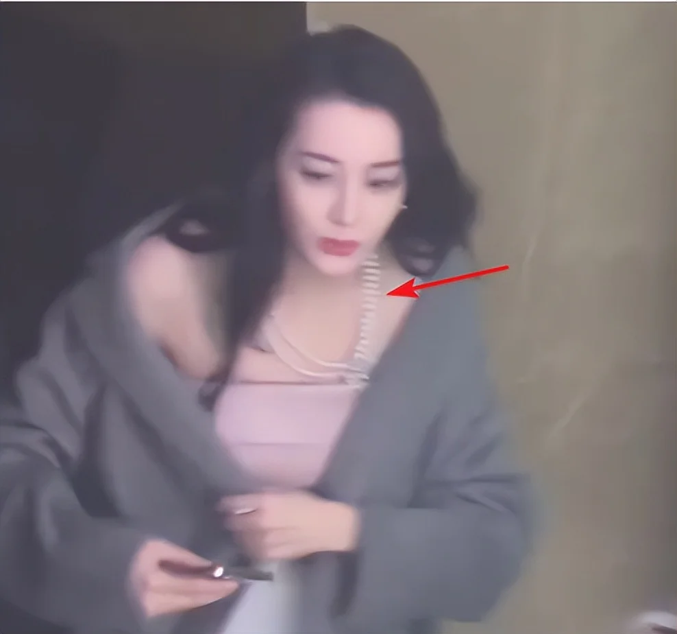 迪丽热巴路透释出,身穿粉色抹胸裙小露香肩,脖间昂贵珠宝吸睛 迪丽热巴路透释出,身穿粉色抹胸裙小露香肩,脖间昂贵珠宝吸睛