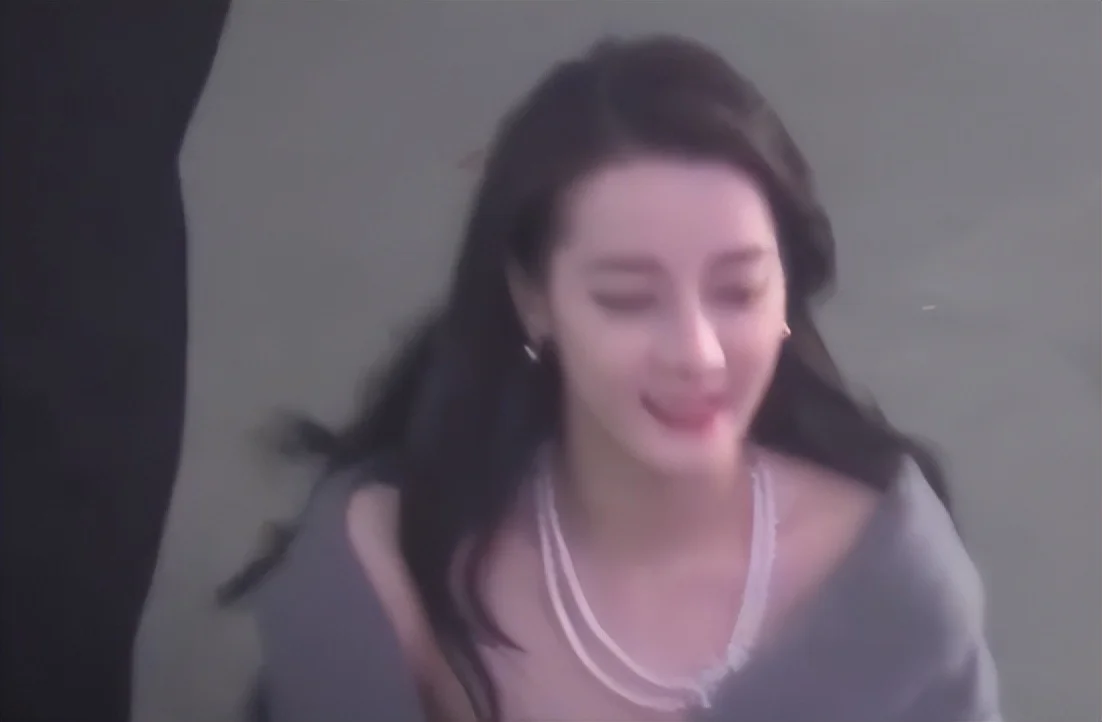 迪丽热巴路透释出,身穿粉色抹胸裙小露香肩,脖间昂贵珠宝吸睛 迪丽热巴路透释出,身穿粉色抹胸裙小露香肩,脖间昂贵珠宝吸睛