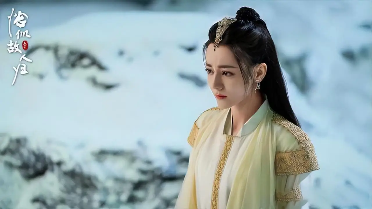 迪丽热巴路透释出，身穿粉色抹胸裙小露香肩，脖间昂贵珠宝吸睛