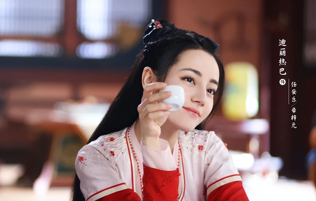 迪丽热巴路透释出,身穿粉色抹胸裙小露香肩,脖间昂贵珠宝吸睛 迪丽热巴路透释出,身穿粉色抹胸裙小露香肩,脖间昂贵珠宝吸睛