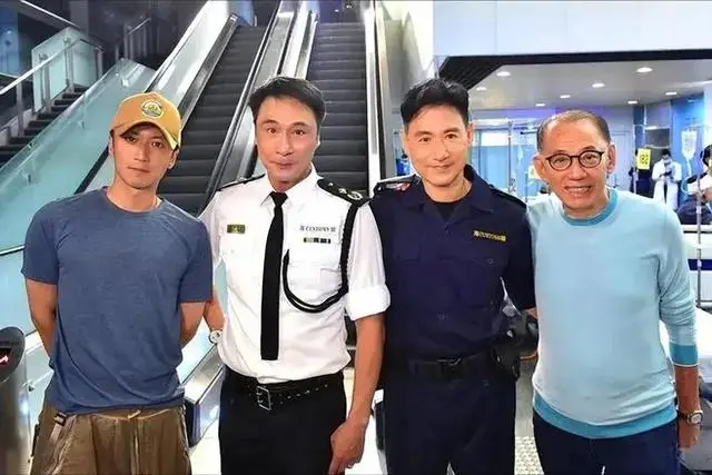 谢霆锋干涩的手背全是伤痕 12年后再度合作张学友 谢霆锋干涩的手背全是伤痕 12年后再度合作张学友