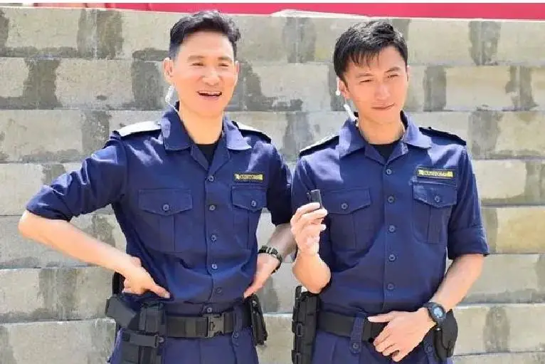 谢霆锋干涩的手背全是伤痕 12年后再度合作张学友 谢霆锋干涩的手背全是伤痕 12年后再度合作张学友