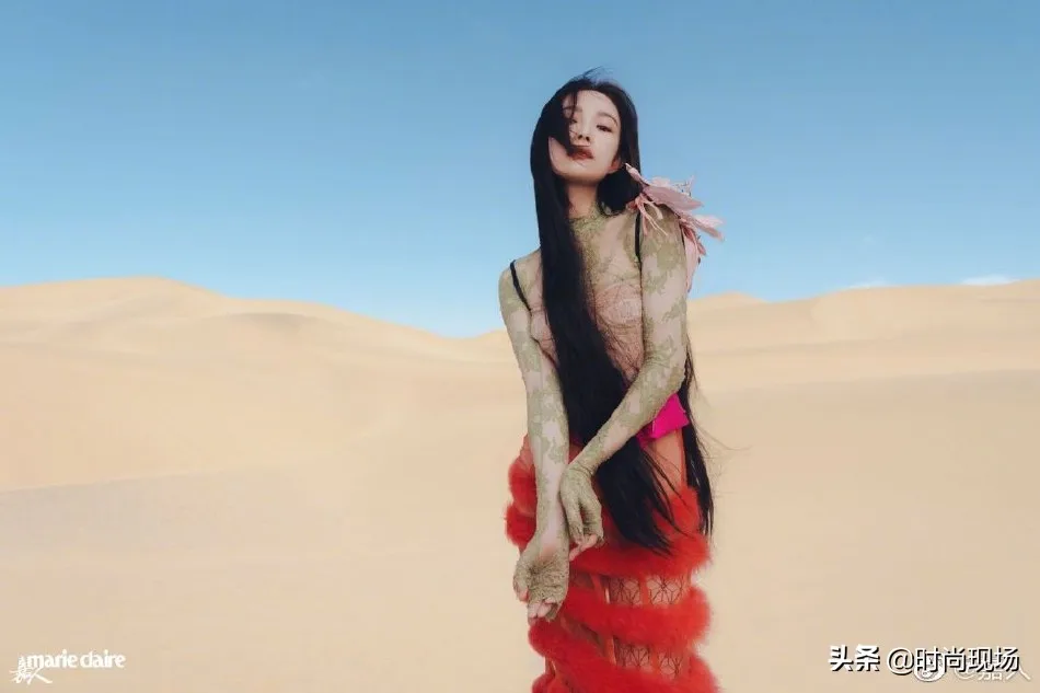 倪妮沙漠戈壁大片曝光，化身红色妖姬优美华丽