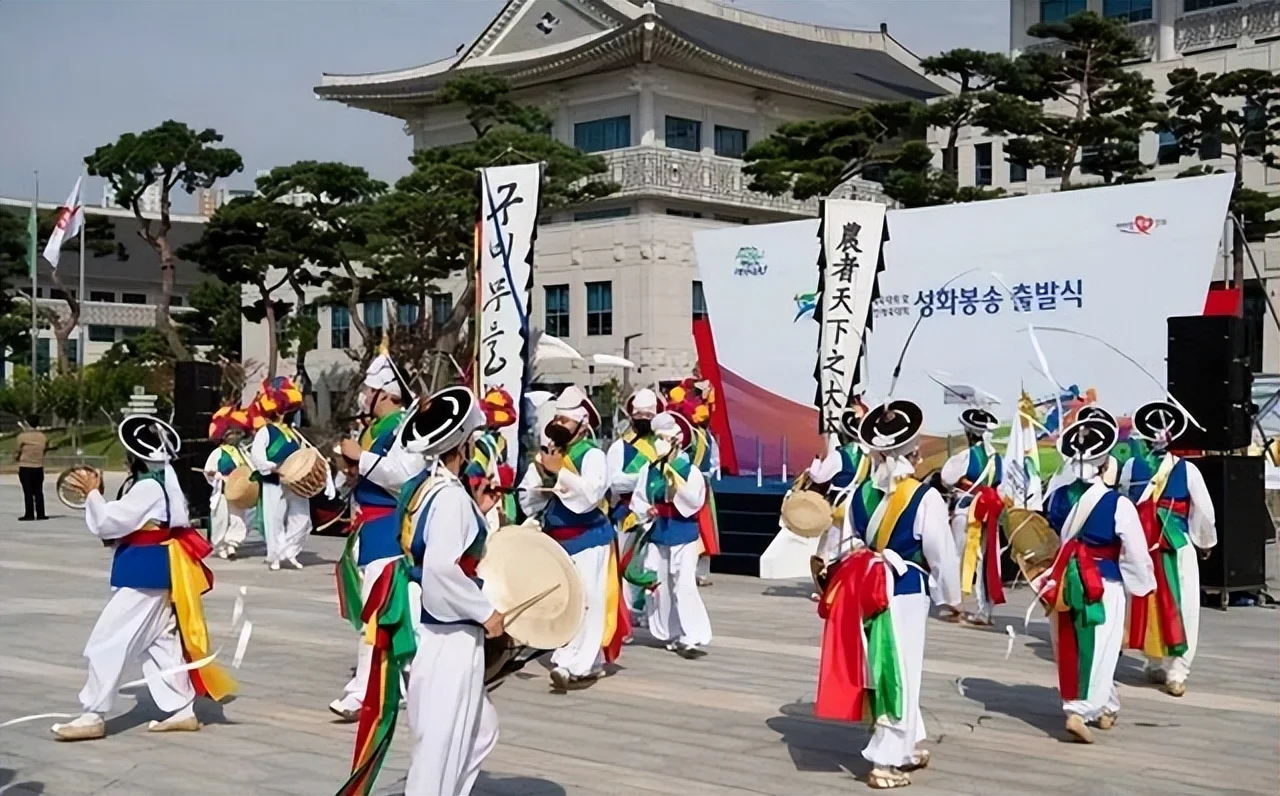 韩国网民指责中国网剧:穿“韩服”,吃烤肉,抄袭《大长今》 韩国网民指责中国网剧:穿“韩服”,吃烤肉,抄袭《大长今》