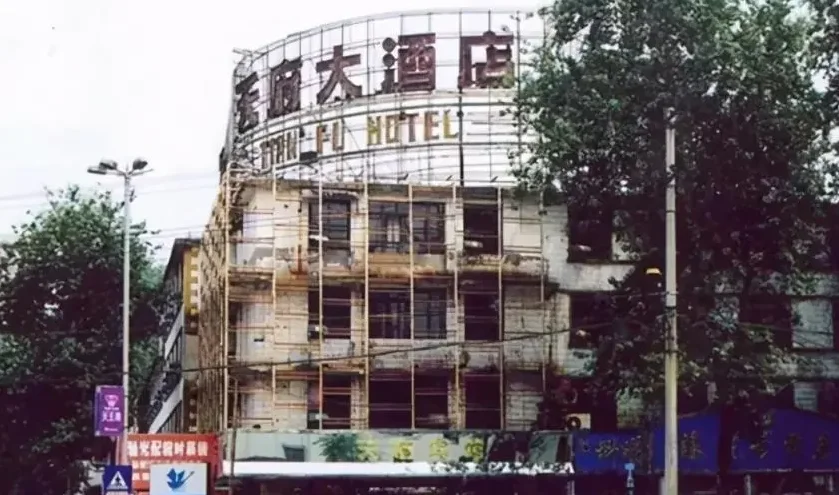 他是《征服》里的神秘大哥,势力比刘华强还大,现实中也相当狂妄 他是《征服》里的神秘大哥,势力比刘华强还大,现实中也相当狂妄
