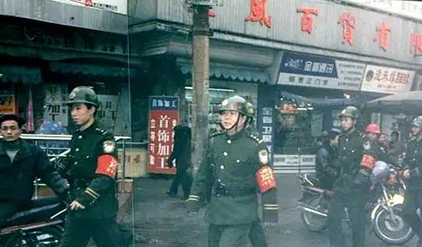 他是《征服》里的神秘大哥,势力比刘华强还大,现实中也相当狂妄 他是《征服》里的神秘大哥,势力比刘华强还大,现实中也相当狂妄