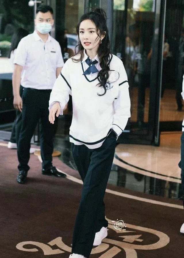还是杨幂会玩！穿校服录节目演绎娇俏学生妹，35岁状态令人羡慕
