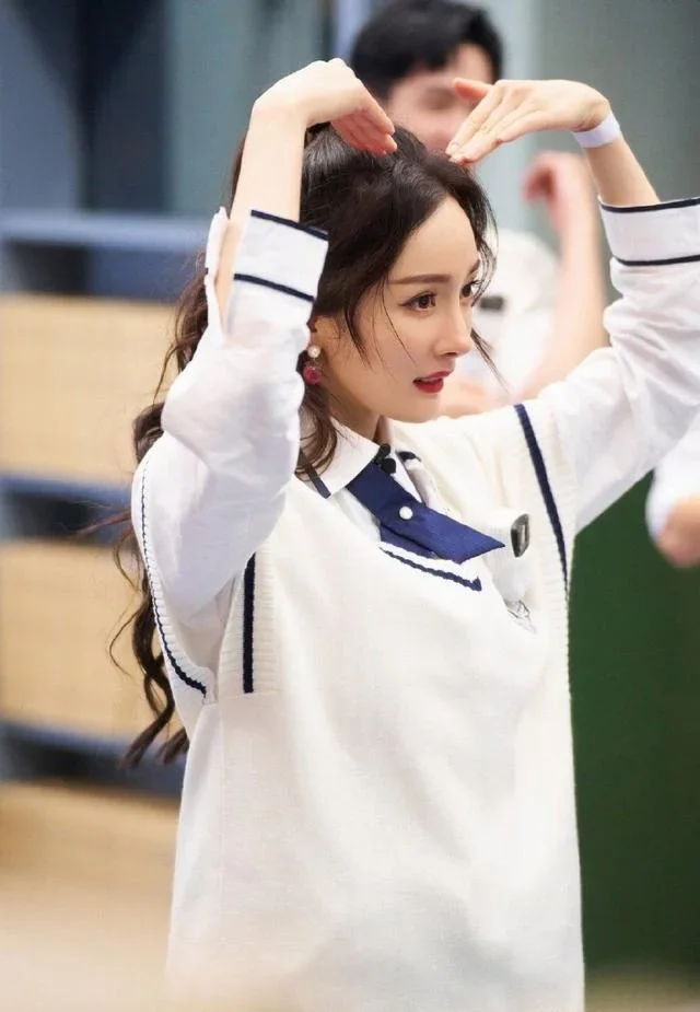 还是杨幂会玩！穿校服录节目演绎娇俏学生妹，35岁状态令人羡慕