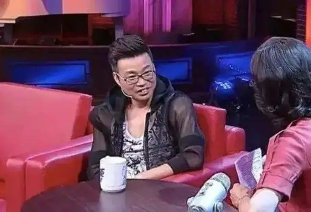 人前装得很像，人后换副模样，这些“老实”的明星，都翻车了