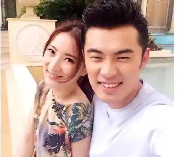 人前装得很像，人后换副模样，这些“老实”的明星，都翻车了