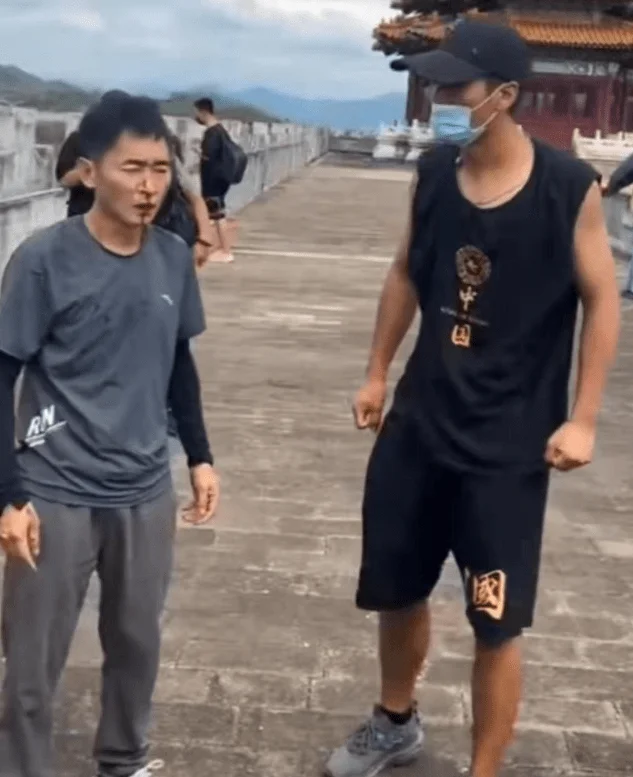 成毅未播新戏被曝打人事件，在城楼推搡举止危险，被打者伤势严重