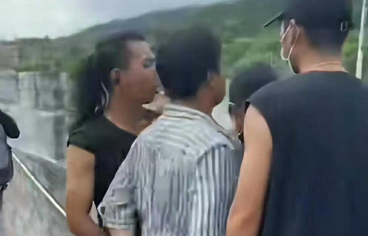 成毅未播新戏被曝打人事件，在城楼推搡举止危险，被打者伤势严重
