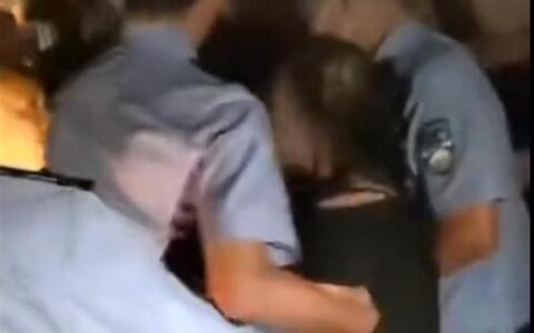 重庆一女子抢小孩被群众围堵！已被警方带走，警方回应