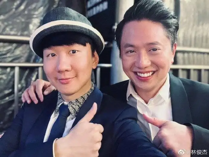 林俊杰出席亲哥婚礼，晒兄弟俩同框合影，现场其乐融融温馨又热闹