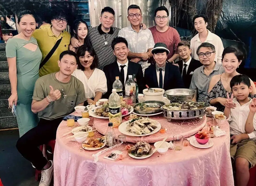 林俊杰出席亲哥婚礼，晒兄弟俩同框合影，现场其乐融融温馨又热闹