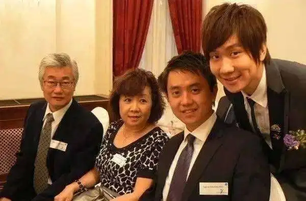 林俊杰出席亲哥婚礼，晒兄弟俩同框合影，现场其乐融融温馨又热闹