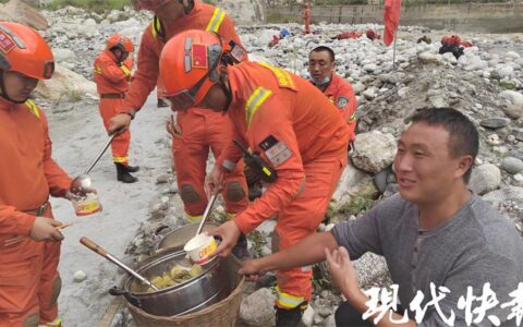 徒步走山路 1 个多小时，震区村民给消防员送来腊肉饭