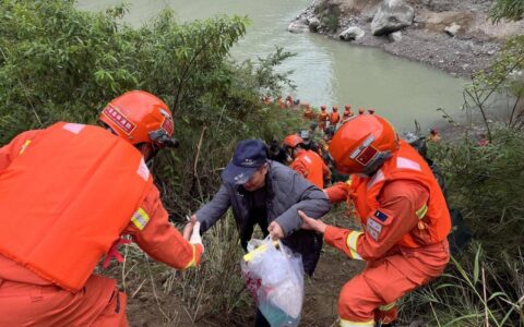 一位震中村支书亲历记：组织村民到山梁避险，夜晚杀猪充饥，至今未联系上母亲和妻儿