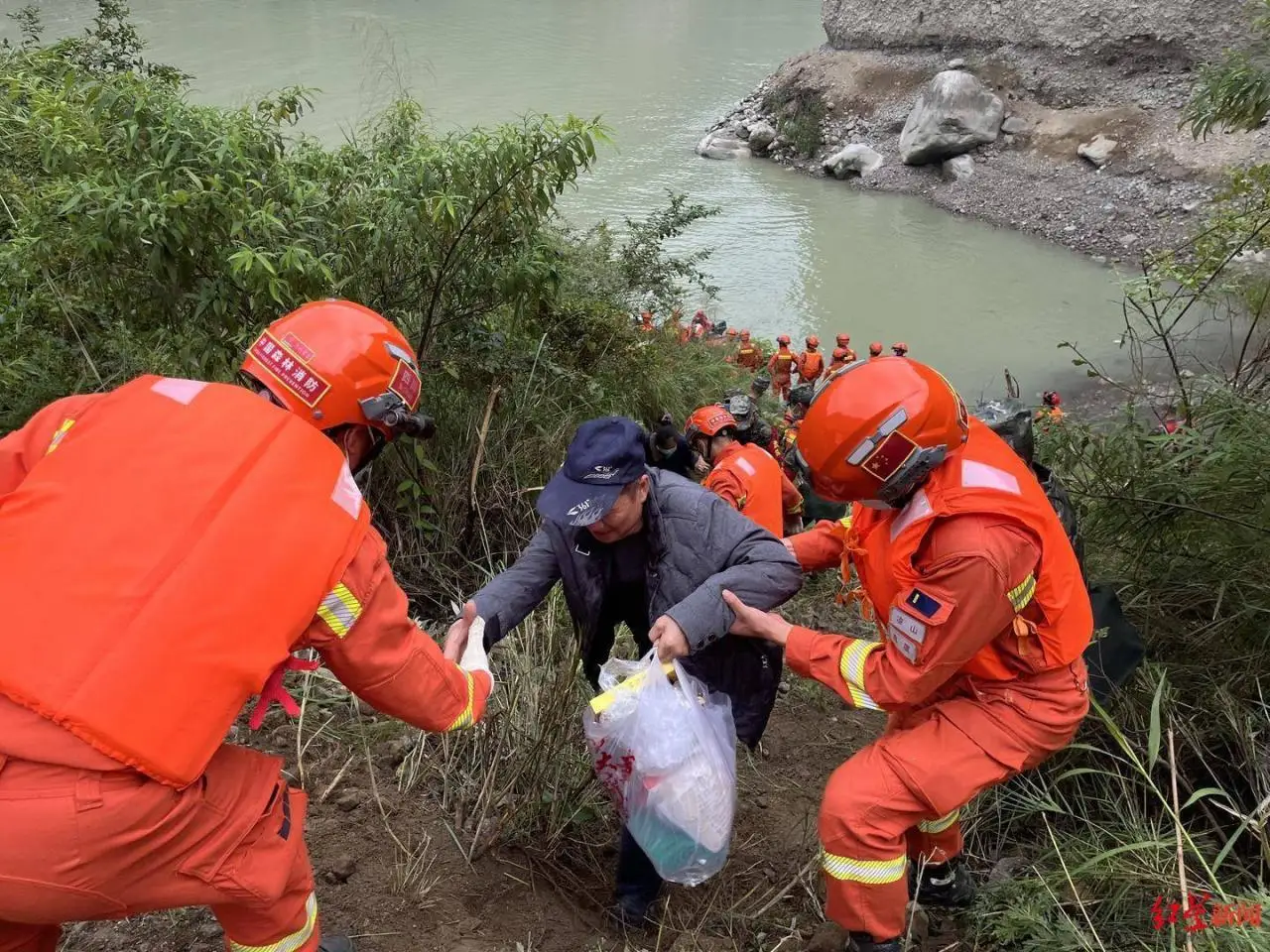 一位震中村支书亲历记：组织村民到山梁避险，夜晚杀猪充饥，至今未联系上母亲和妻儿