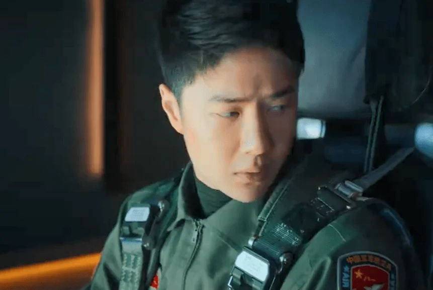 王一博，真的别演戏了！整容痕迹在镜头下暴露了无数次