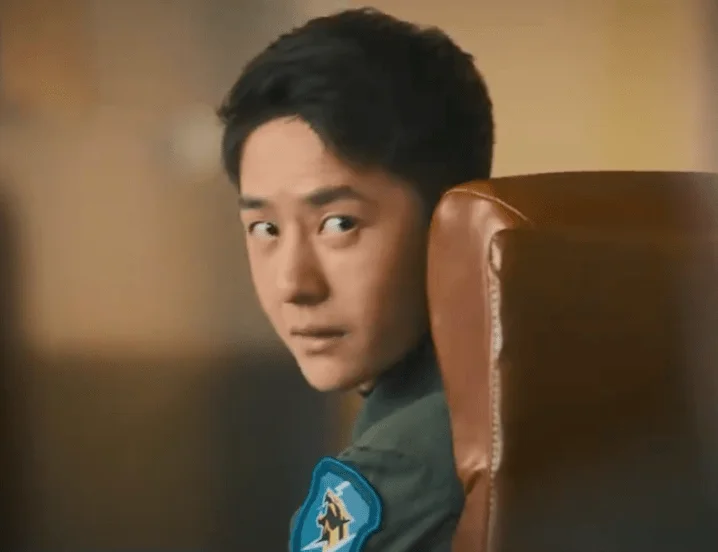 王一博，真的别演戏了！整容痕迹在镜头下暴露了无数次