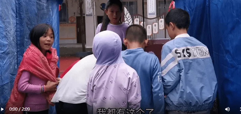 震区孩子们追着消防员要签名,不给签名就不让走