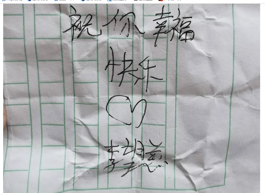 震区孩子们追着消防员要签名,不给签名就不让走