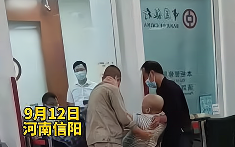 必须本人到场，瘫痪老人被家属抬进银行办业务，官方回应再遭质疑