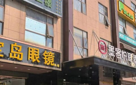 小伙喝了口客房的“矿泉水”，发现竟是消毒液！酒店回应