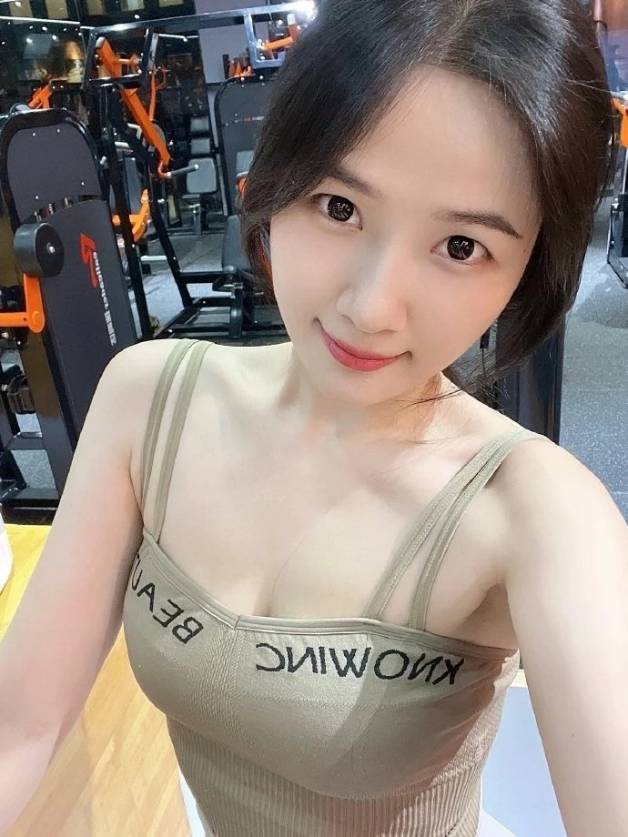 大胸美女性感妩媚撩人诱惑写真