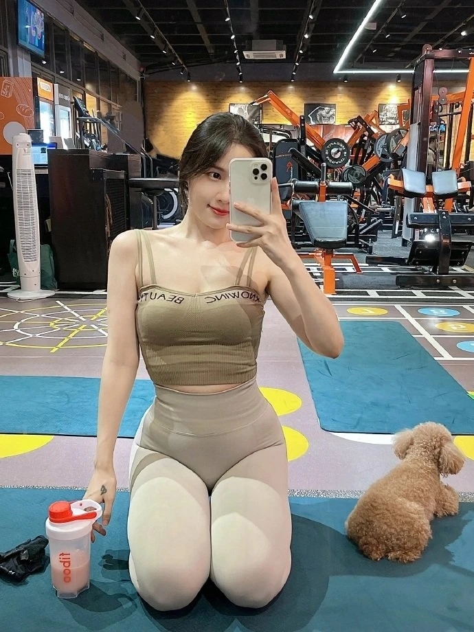 大胸美女性感妩媚撩人诱惑写真