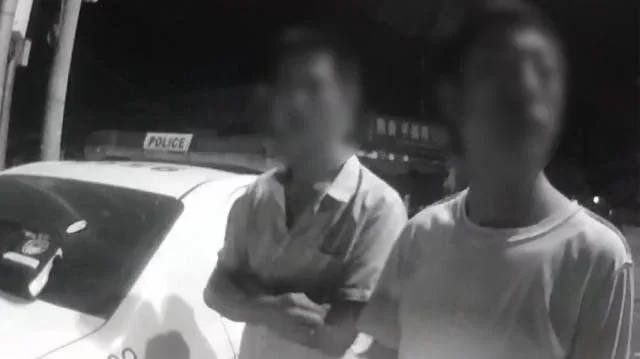 弟弟酒驾离开，哥哥不放心酒驾追来…还都是无证驾驶！