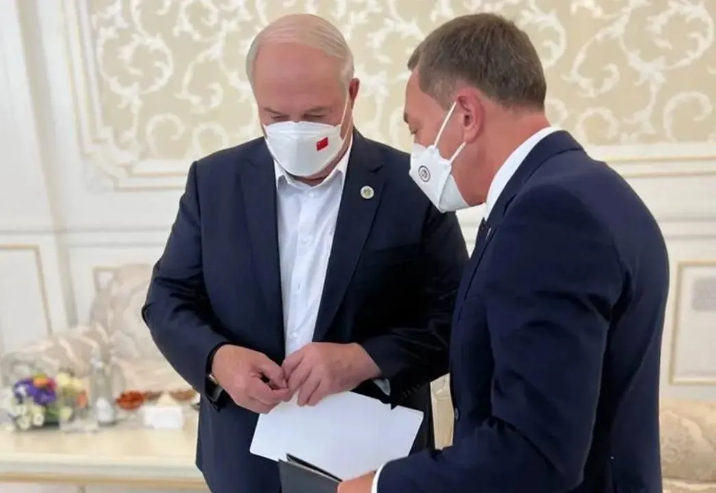 白俄总统戴中国口罩参加元首会晤