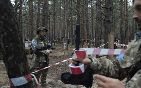 乌克兰称在东北部一处集体墓地发现数百具尸体