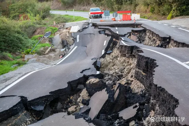 台湾6.5级地震，鱼群疯狂跃出水面，为何地震如此频发？