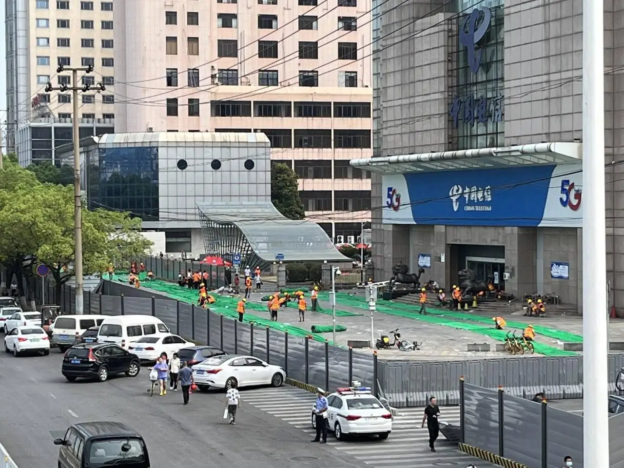长沙电信大楼进入外立面维修阶段，附近停有保险公司车辆