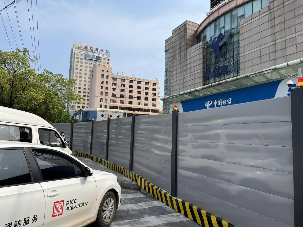长沙电信大楼进入外立面维修阶段，附近停有保险公司车辆