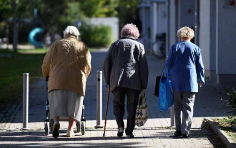 2035年左右，我国老年人口将突破4亿！进入重度老龄化阶段
