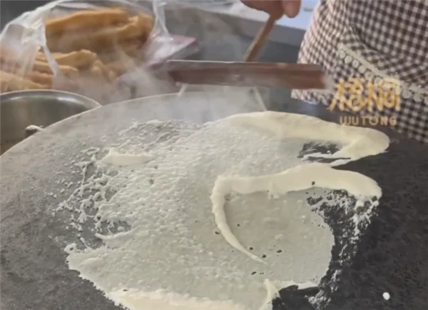 大妈做煎饼果子10年手法生疏：鸡蛋壳让网友蚌埠住了