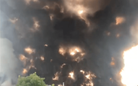 油罐车爆燃！安徽两货车追尾起火 现场升起蘑菇云！官方通报：无毒硅油外溢起火