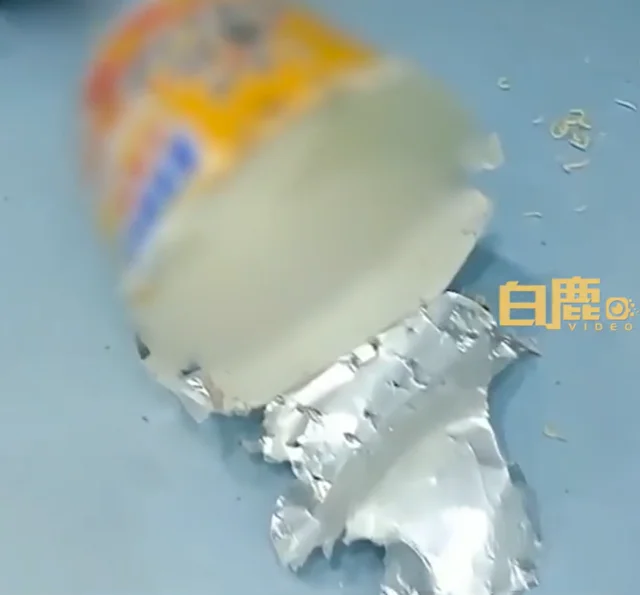 母猫被封公司20余天,期间独自产崽啃方便面求生,收养人:面盒上全是牙印 母猫被封公司20余天,期间独自产崽啃方便面求生,收养人:面盒上全是牙印