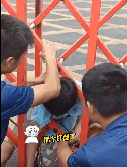 男孩给消防员送奶茶被卡进栅栏